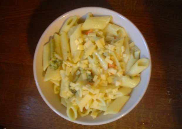 Fotografia przedstawiająca makaron z sosem serowym z brokułami