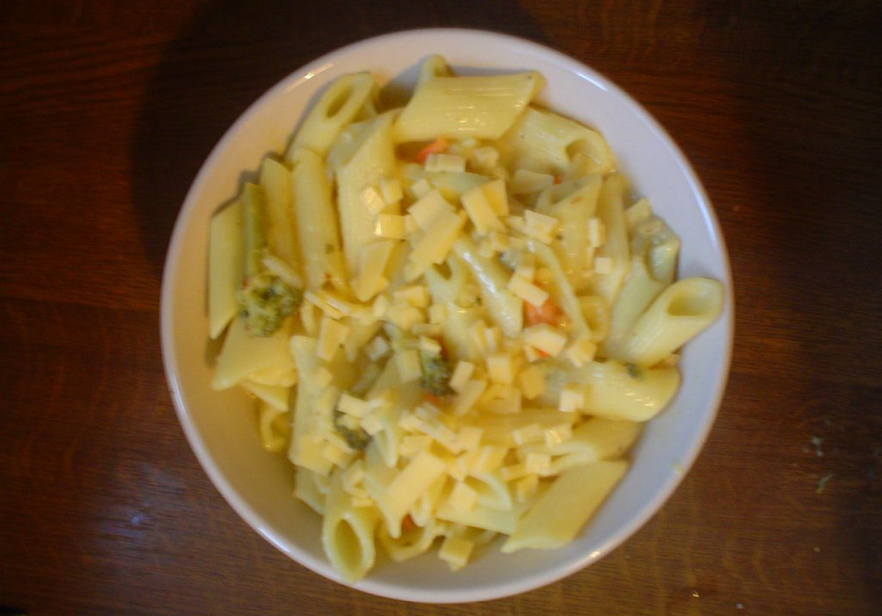 makaron z sosem serowym z brokułami foto
