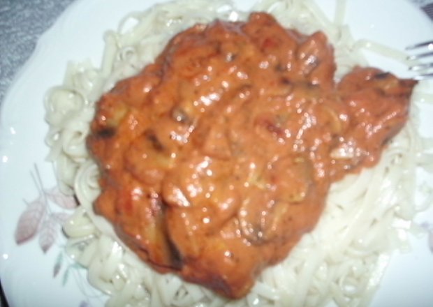 Fotografia przedstawiająca Makaron z sosem śmietanowo-pomidorowo-pieczarkowym