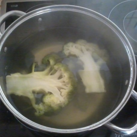 Krok 1 - Makaron z sosem śmietanowym i brokułem foto