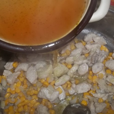 Krok 4 - Makaron z sosem śmietanowym z kukurydzą foto