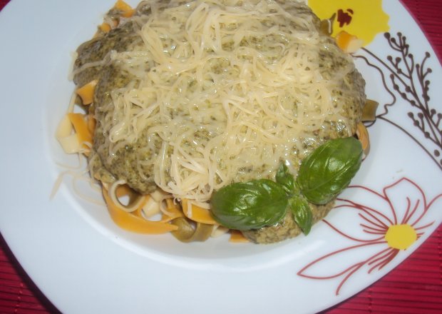 Fotografia przedstawiająca Makaron z sosem szpinakowo serowym
