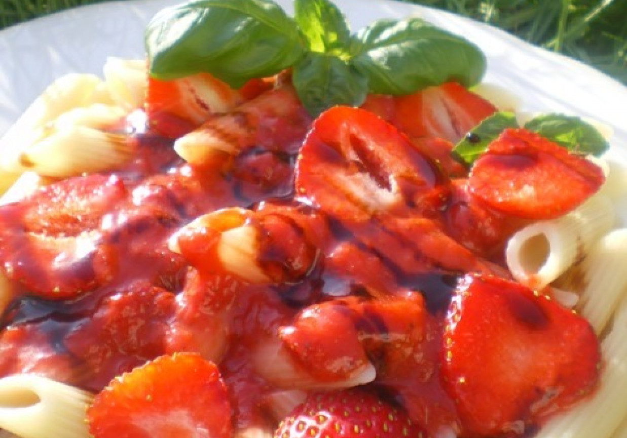 Makaron z sosem truskawkowym i chili foto