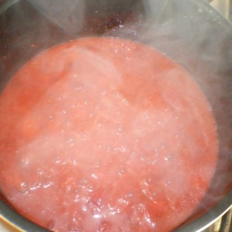 Krok 2 - Makaron z sosem truskawkowym i chili foto