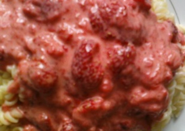 Fotografia przedstawiająca Makaron z sosem truskawkowym