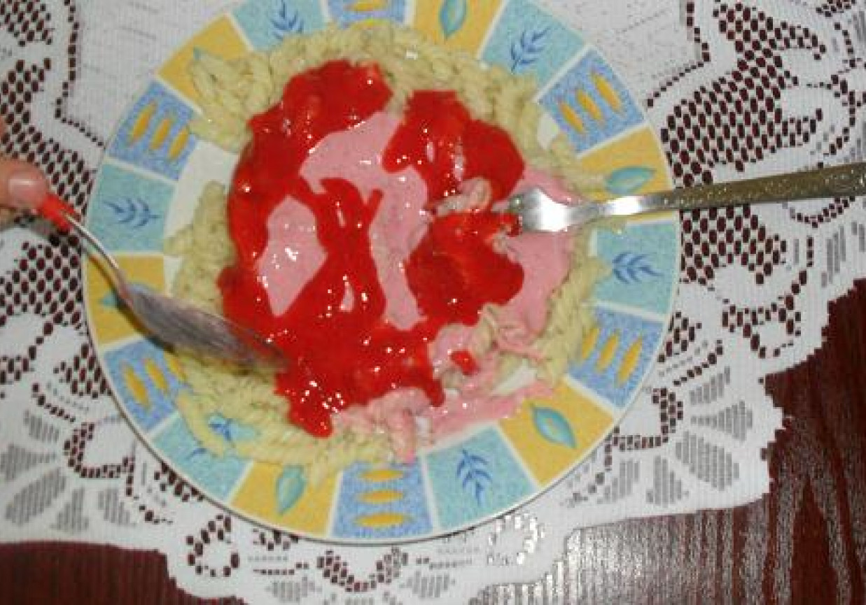 Makaron z sosem truskawkowym foto