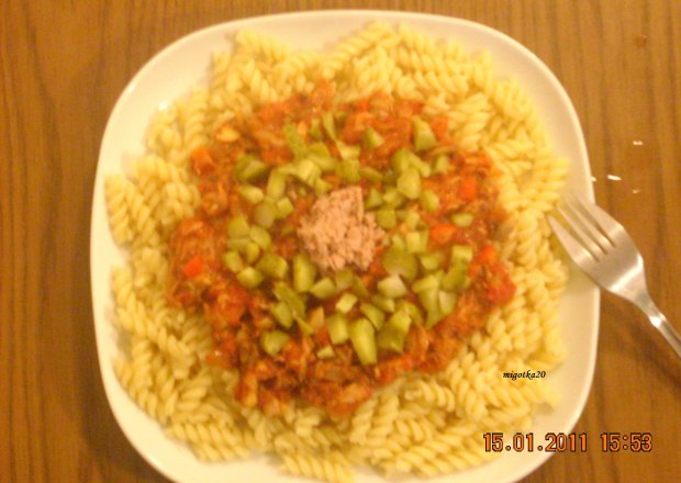 Fotografia przedstawiająca Makaron z sosem tuńczykowo pomidorowym