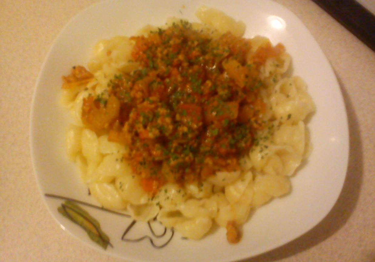 Makaron z sosem warzywno -mięsnym foto