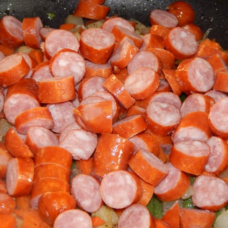 Krok 2 - Makaron z sosem włoskim i kiełbaskami foto