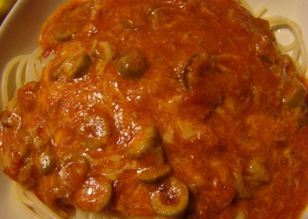 Fotografia przedstawiająca Makaron z sosem z oliwkami