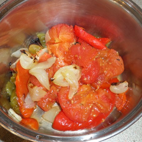 Krok 4 - Makaron z sosem z pieczonych warzyw  foto