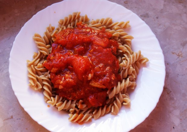 Fotografia przedstawiająca Makaron z sosem ze świeżych pomidorów