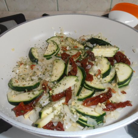 Krok 2 - Makaron z suszonymi pomidorami, cukinią i serem pleśniowym foto