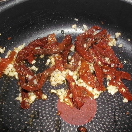 Krok 2 - Makaron z suszonymi pomidorami i serem feta foto