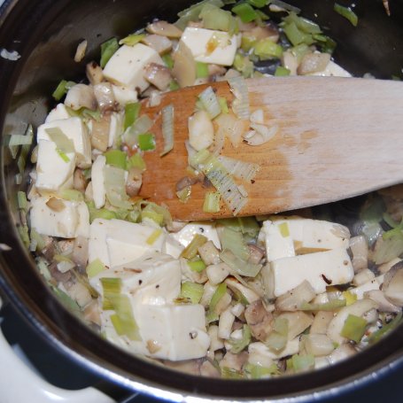Krok 3 - Makaron z szybkim sosem pieczarkowo-serkowym z łososiem foto