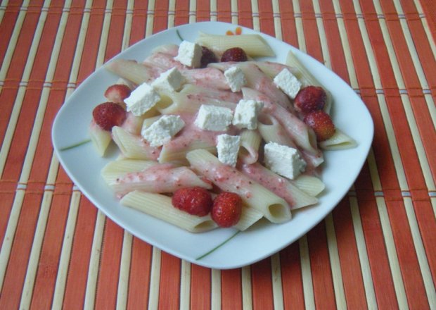 Fotografia przedstawiająca Makaron z truskawkami i białym serem