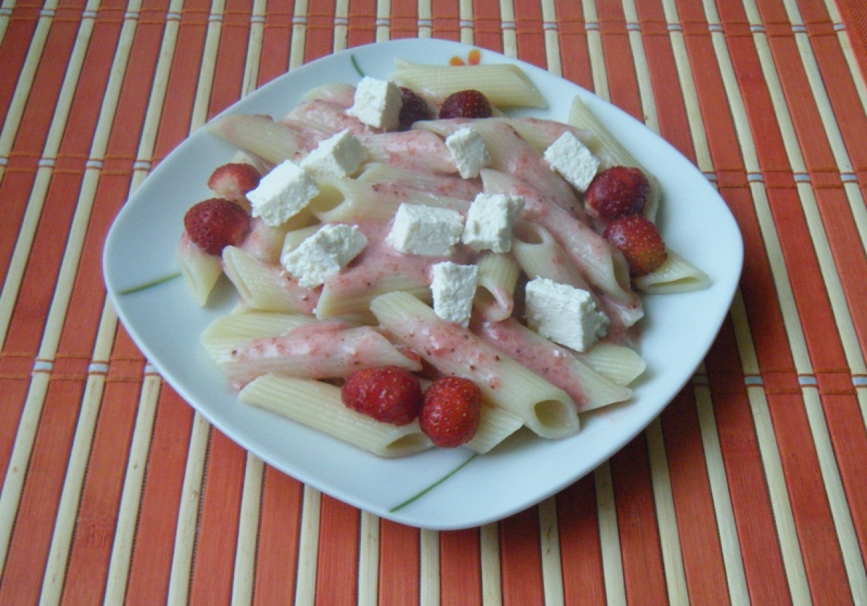 Makaron z truskawkami i białym serem foto