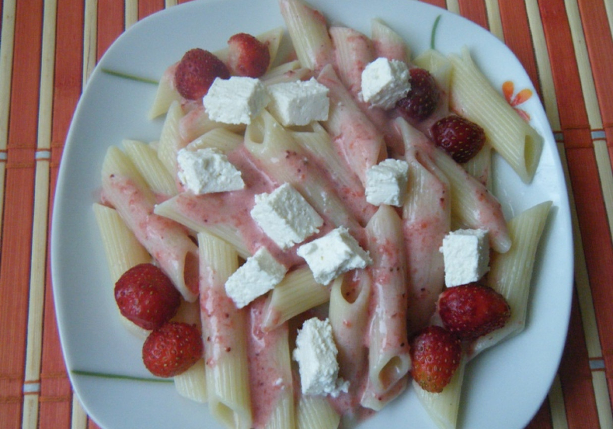 Makaron z truskawkami i białym serem foto