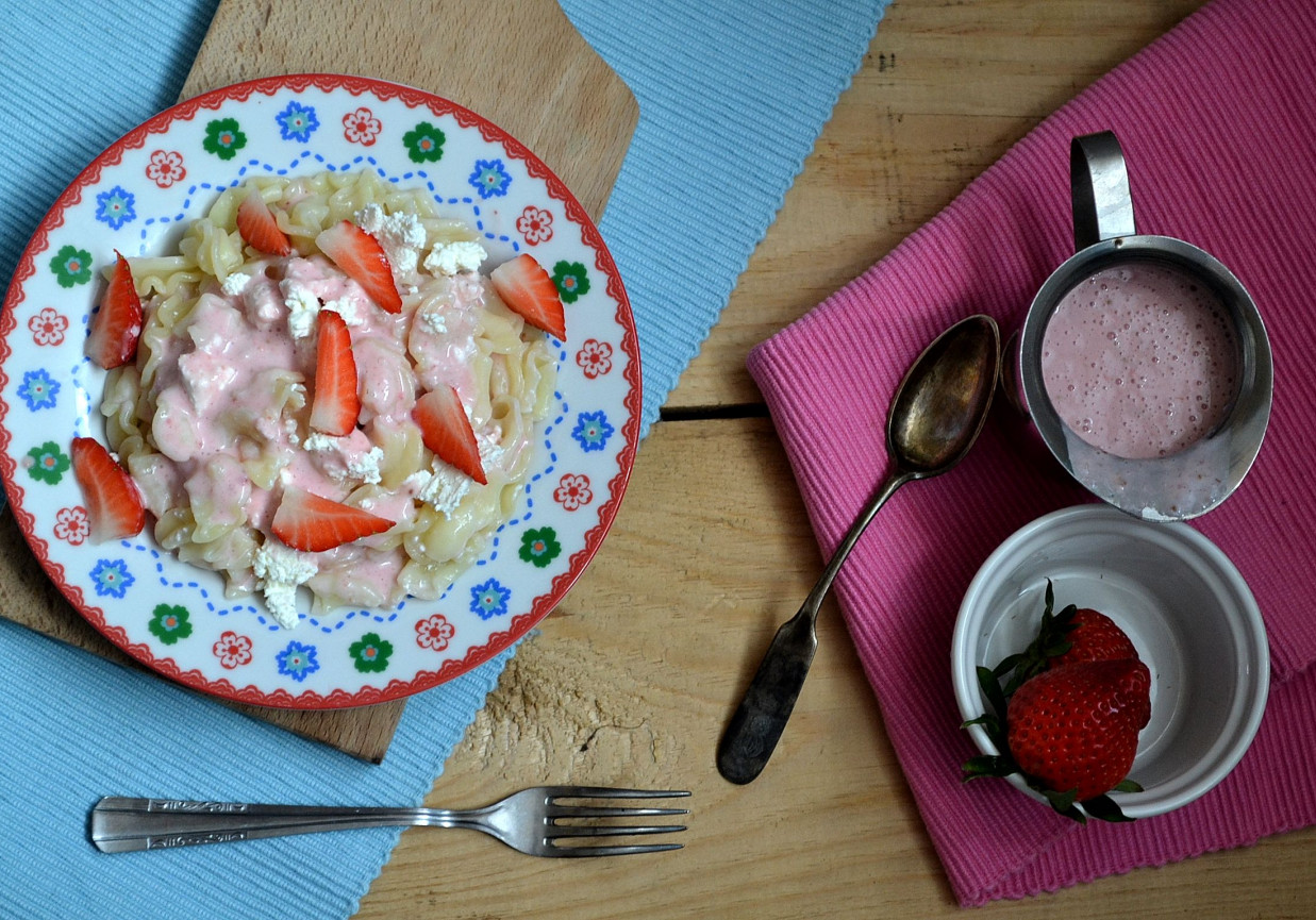 Makaron z truskawkami i twarogiem foto