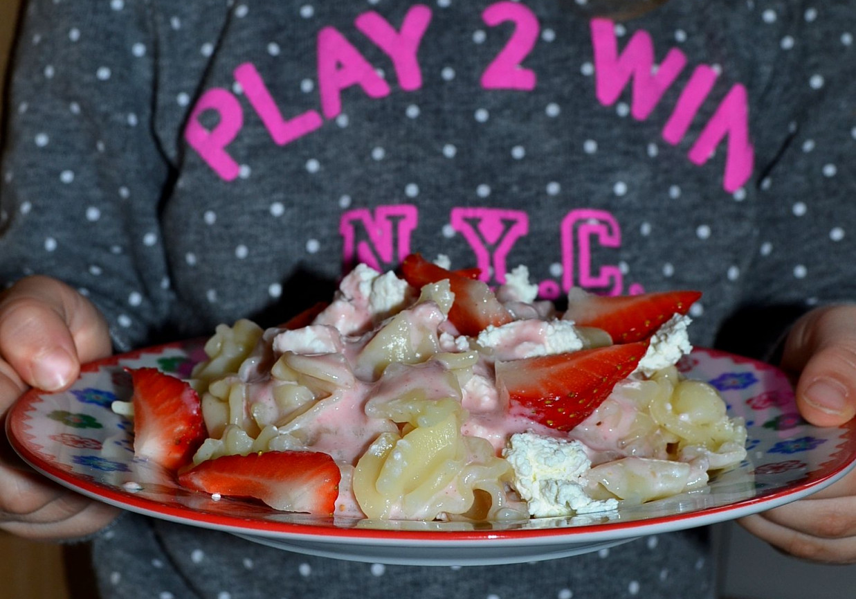 Makaron z truskawkami i twarogiem foto