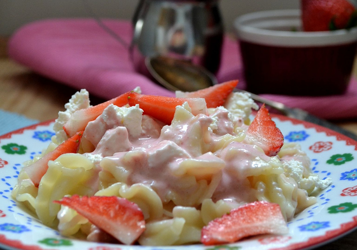 Makaron z truskawkami i twarogiem foto