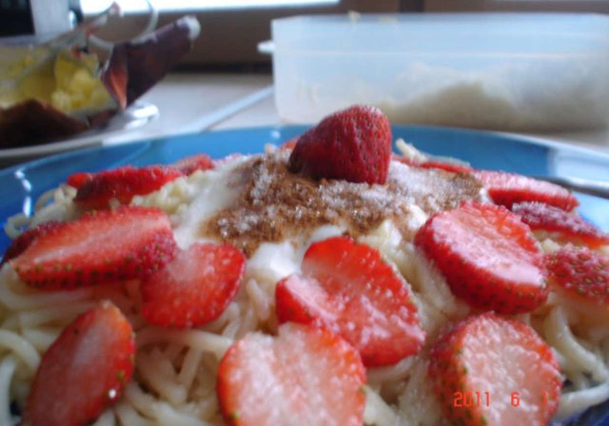 Makaron z truskawkami, jogurtem i cynamonem foto