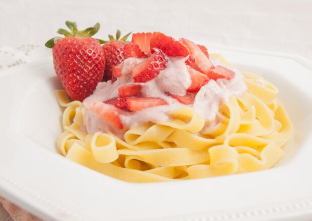 Fotografia przedstawiająca Makaron z truskawkami ze śmietaną.