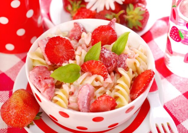 Fotografia przedstawiająca Makaron z truskawkami