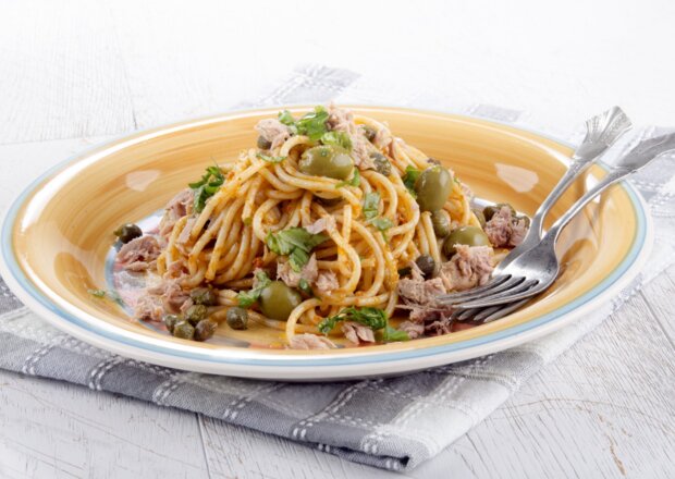 Fotografia przedstawiająca Makaron spaghetti z tuńczykiem i oliwkami