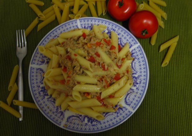 Fotografia przedstawiająca Makaron z tuńczykiem i pomidorem