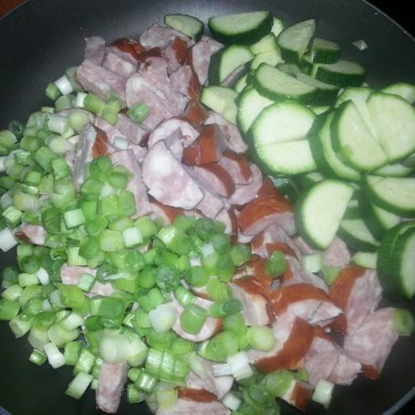 Krok 3 - Makaron z warzywami i kiełbasą. foto