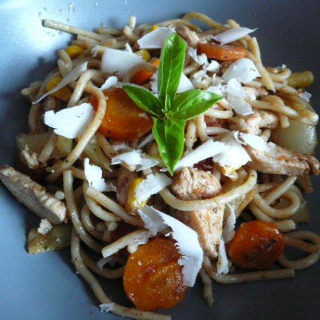 Krok 3 - Makaron z warzywami i parmezanem foto