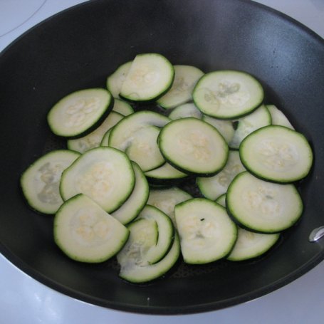 Krok 1 - Makaron z warzywami i pieczarkami foto