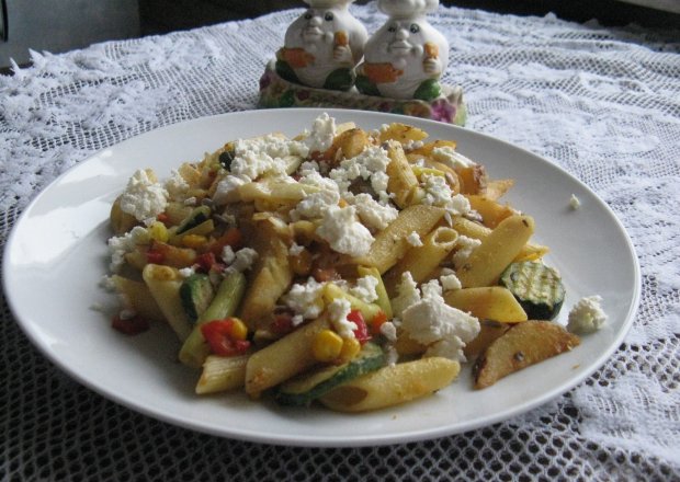 Fotografia przedstawiająca Makaron z warzywami i serem feta