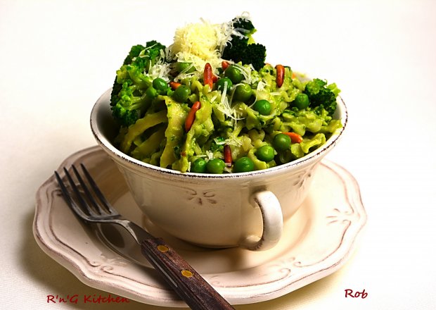Fotografia przedstawiająca Makaron z warzywami na zielono