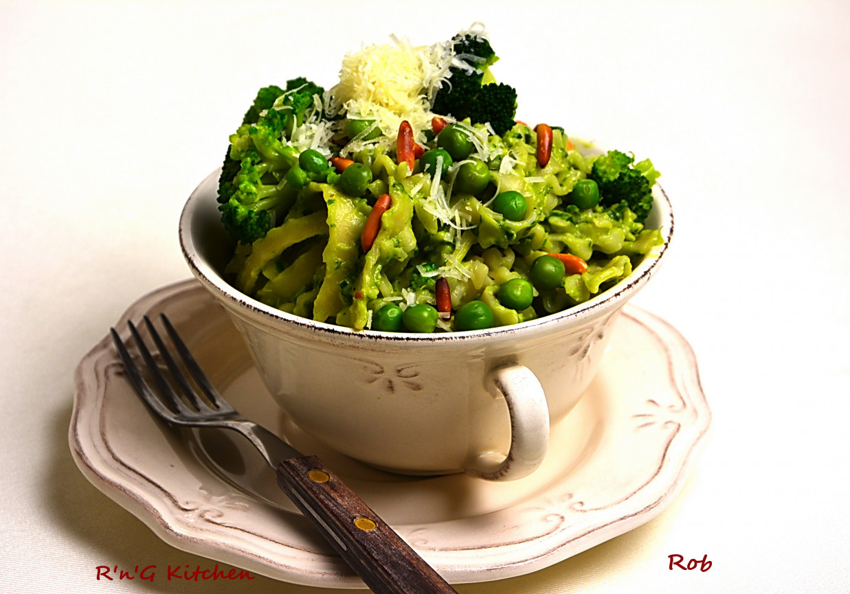 Makaron z warzywami na zielono foto