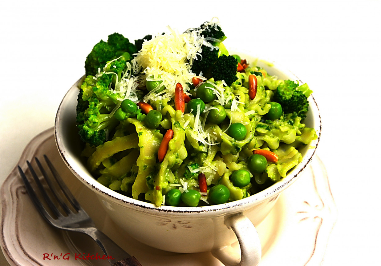 Makaron z warzywami na zielono foto