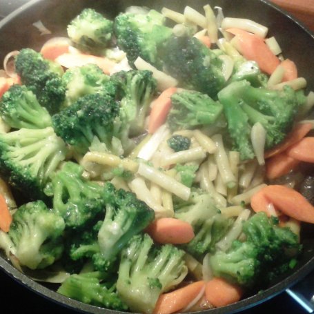 Krok 2 - Makaron z warzywami na zielono  foto