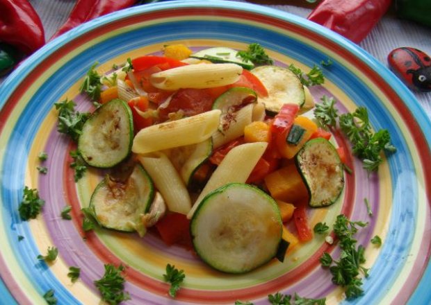 Fotografia przedstawiająca Makaron z warzywami  po prowansalsku
