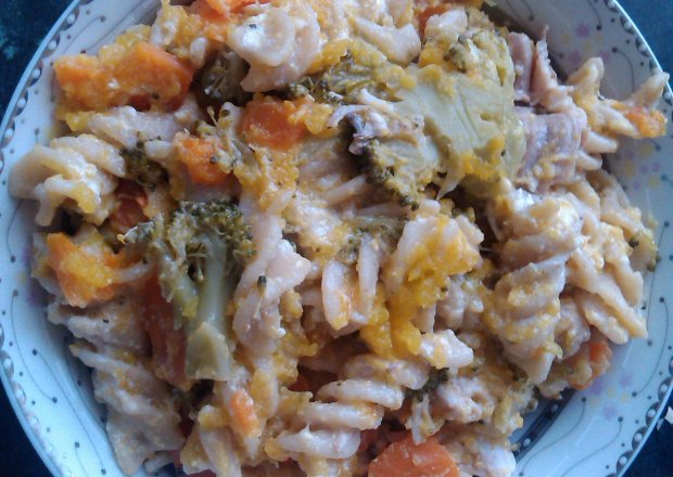 Fotografia przedstawiająca Makaron z warzywami w sosie śmietanowo-serowym
