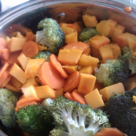 Krok 2 - Makaron z warzywami w sosie śmietanowo-serowym foto