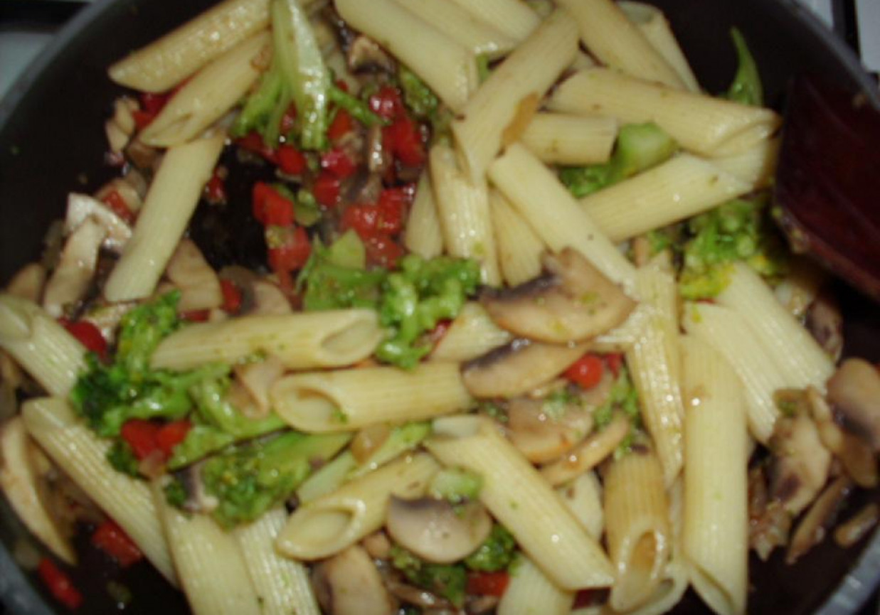 Makaron z warzywami z patelni DoradcaSmaku.pl