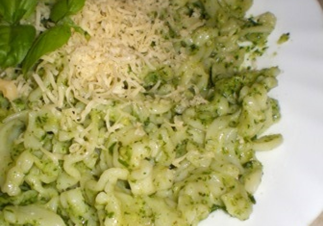Makaron z zielonym aromatycznym sosem foto