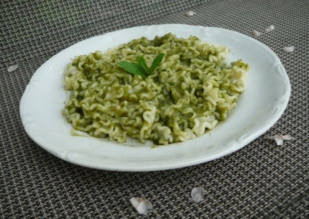 Fotografia przedstawiająca Makaron z zielonym ogrodowym sosem