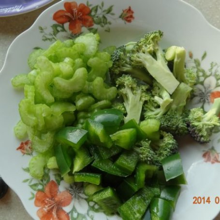 Krok 1 - Makaron z zielonymi warzywami foto