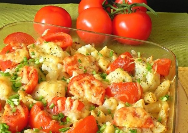 Fotografia przedstawiająca Makaron zapiekany z kalafiorem i pomidorami