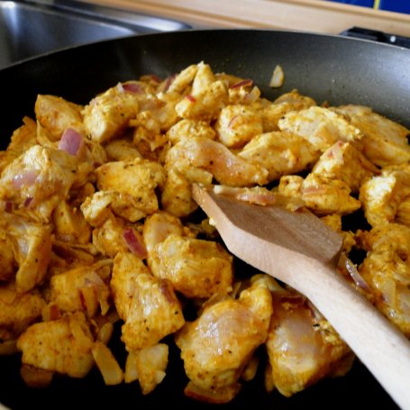 Krok 1 - Makaron zapiekany z kurczakiem, żółtym serem i sosem śmietanowo-chrzanowym foto