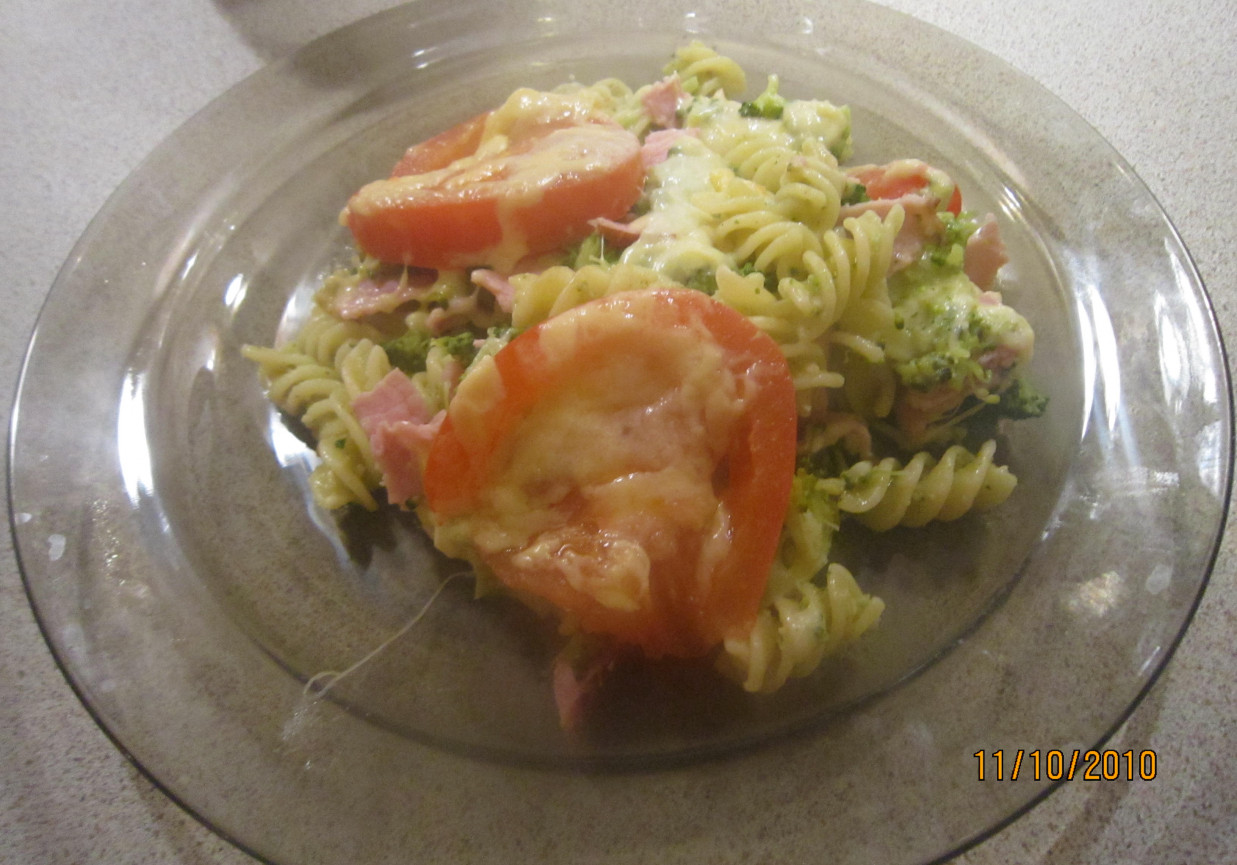 Makaron zapiekany z pesto, pomidorami, szynką i brokułem foto