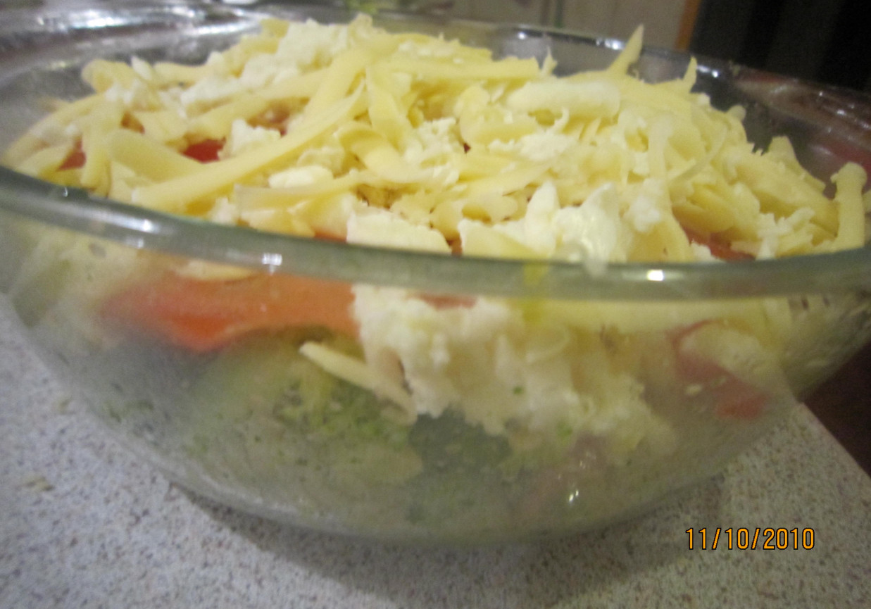 Makaron zapiekany z pesto, pomidorami, szynką i brokułem foto