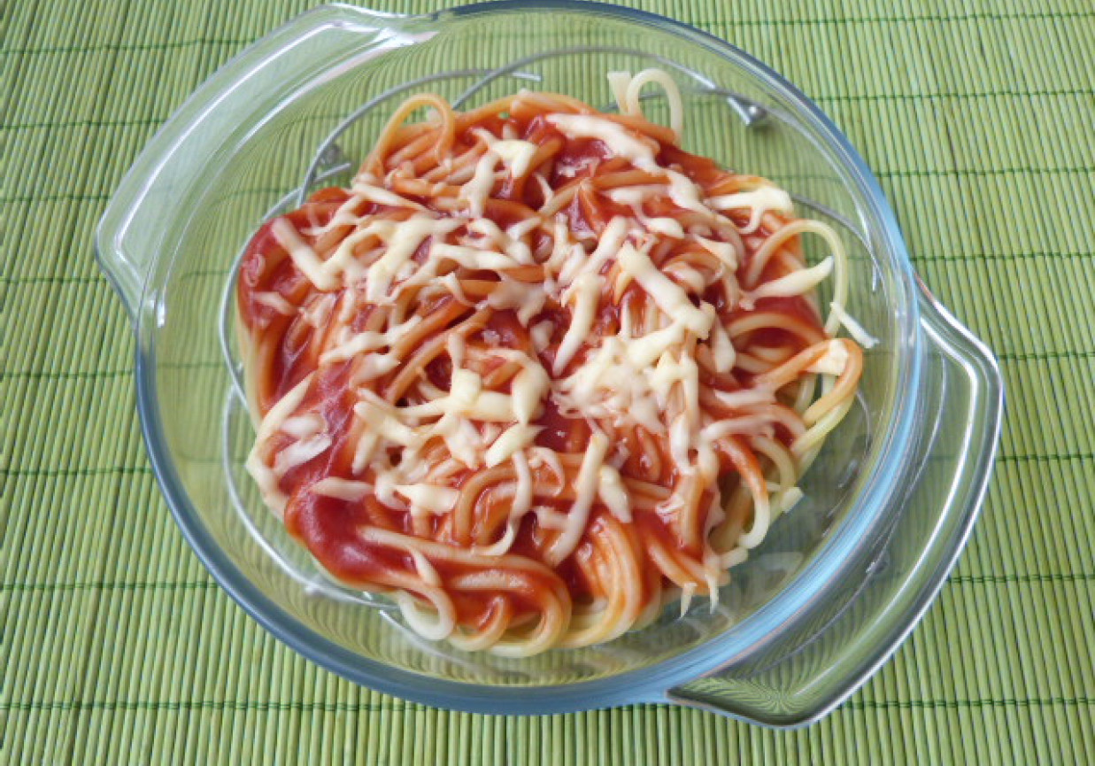 Makaron zapiekany z sosem pomidorowym foto